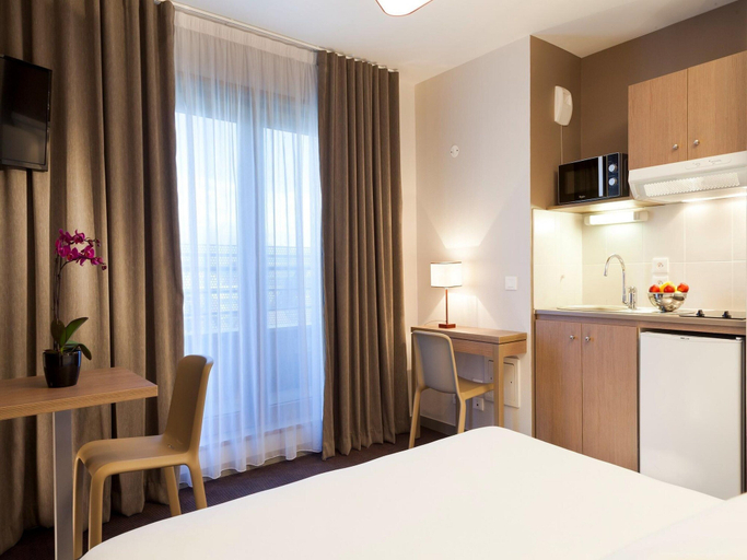 Private kitchen 3, Cozy Retreat Near Geneva for 2 Guests, Haute-Savoie