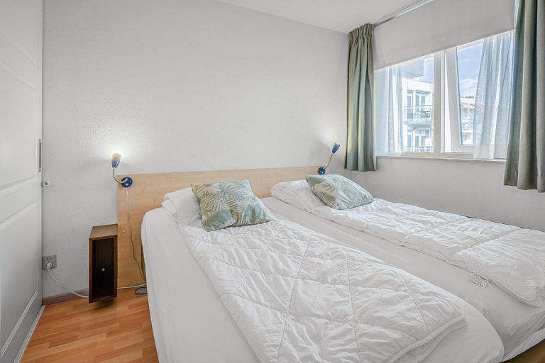 Room 2, 4-person apartment with island-sea view, Texel