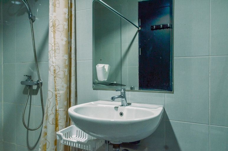 Bathroom 3, Cozy Living 1BR at Casa de Parco Apartment, Tangerang