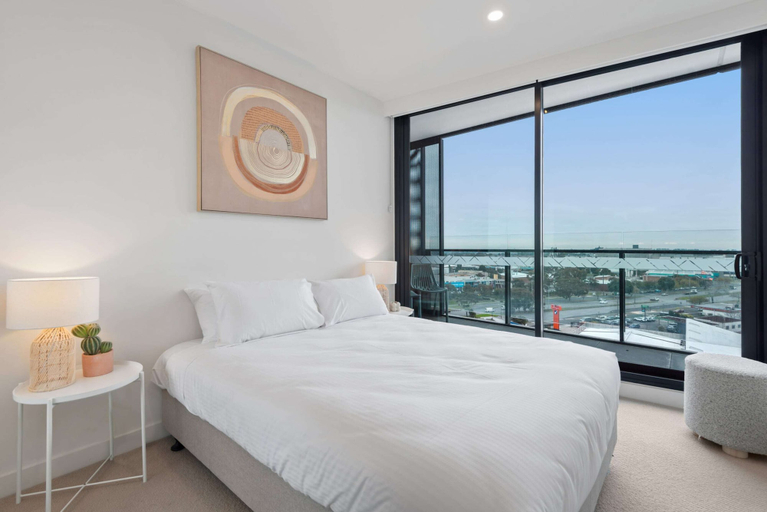 Room 5, Contemporary 2-bed Haven With Swimming Pool, Melbourne