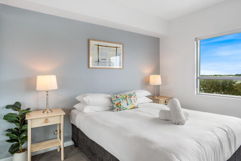 Room, Feel The Sea Breeze: 1-bed With Pool, Gym & Views, Redcliffe-Scarborough