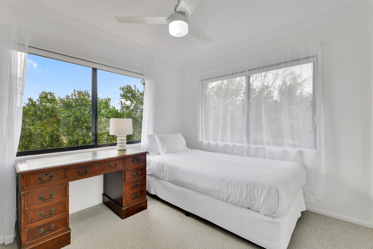 Room 4, Homely 3-bed Townhouse With Pool & Gym Access, Carindale