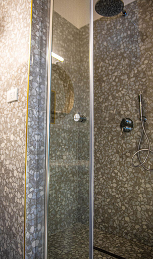 Bathroom 5, U'Panare, Taranto