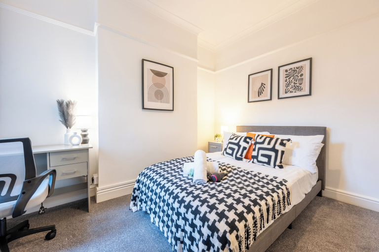 Room 4, Spacious 4-Bedroom House with Garden, Cardiff