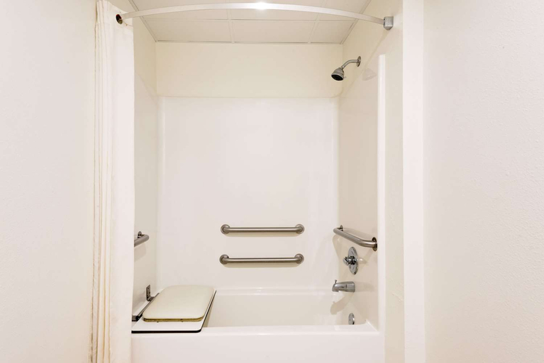 Bathroom 3, Super 8 by Wyndham Emmetsburg, Palo Alto