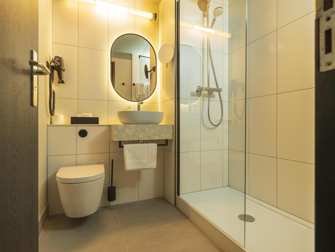 Bathroom 4, Campanile Hotel Breda, Breda