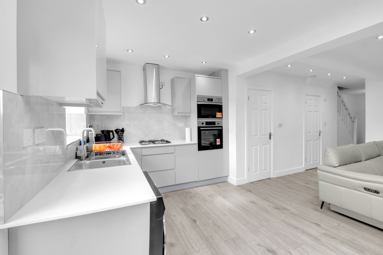 Private kitchen, 4 Bed - Sleeps 8 - Free Parking - Garden, London