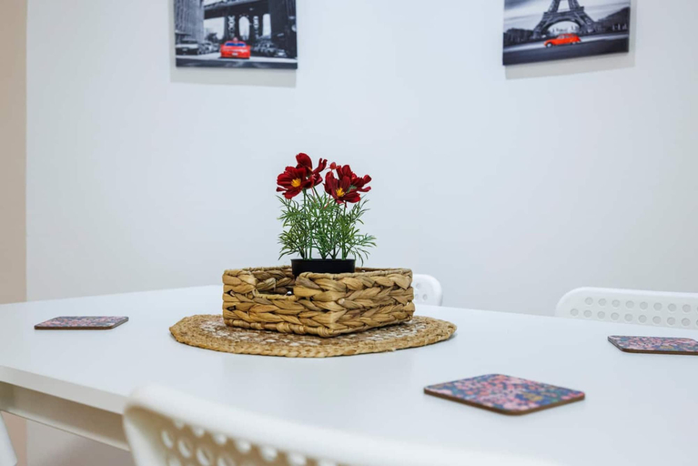Room 2, 2 Bedroom Charming Magnificent Flat, London