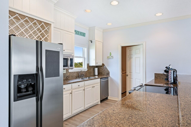 Private kitchen 5, Happy Hours 4 Bedroom Home, Galveston