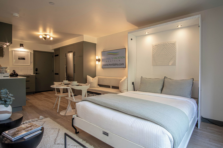Room 3, Angani Studio - Elkhorn Resort Amenities Included, Blaine