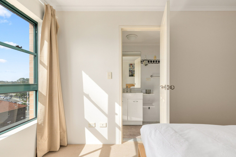 Room 4, Spacious 3-bed With Alfresco Dining by Amenities, Sydney