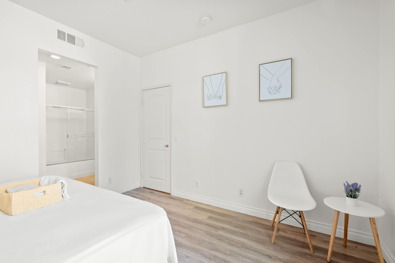 Room 3, Private Entry Cozy Suite w Patio Bath Kitchenette, Orange