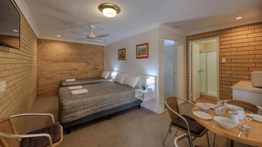 Bedroom 3, Gunsynd Motor Inn, Goondiwind