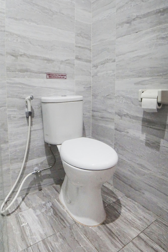 Bathroom, Super OYO Capital O 92066 Papakoel Hotel & Cafe, Medan