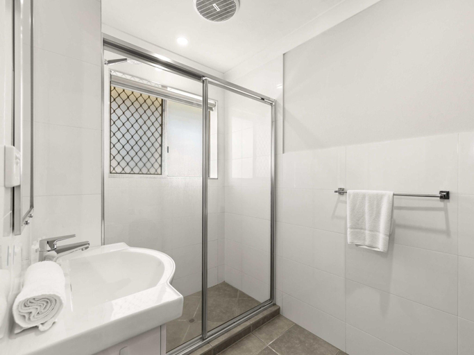Bathroom 3, Charming 3-bed Apartment near Local Shops, Nundah