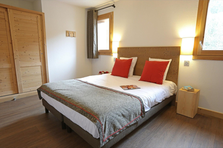 Room 5, Apartment in Les Ménuires with Spa Access, Savoie
