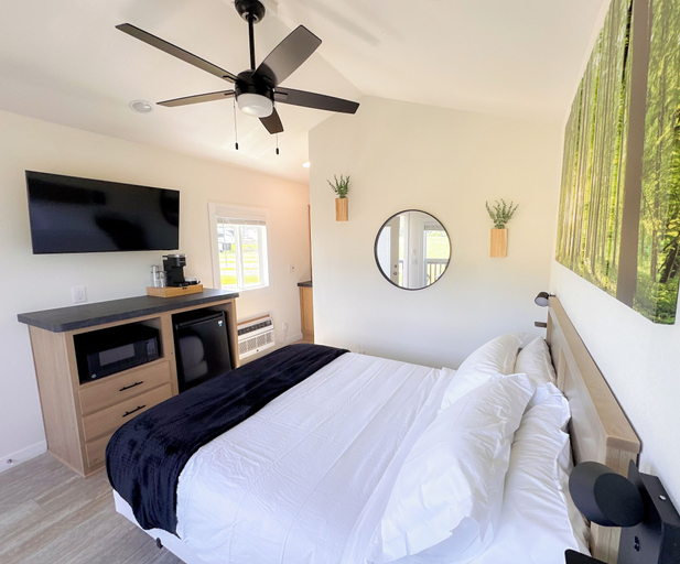 Room 3, Roam Tillamook, Tillamook