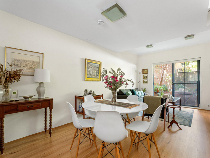 Others 4, Spacious 2-Bed Townhouse with a Lush Courtyard, Sydney