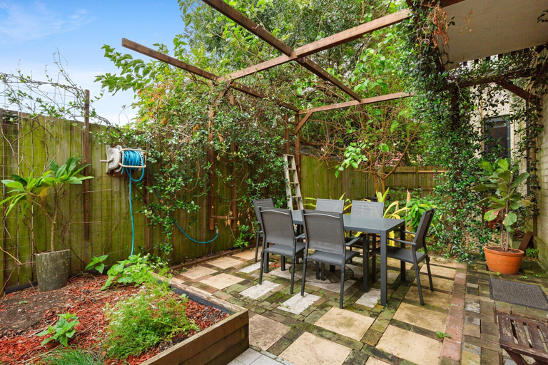 Outdoor dining, Spacious 2-bed Retreat With BBQ & Courtyard, Sydney