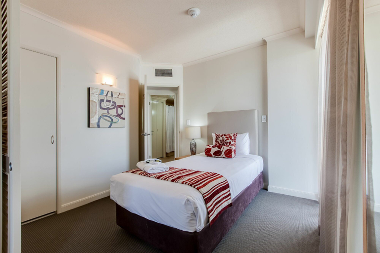 Bedroom 2, Cosmo Apartment Hotel, Milton