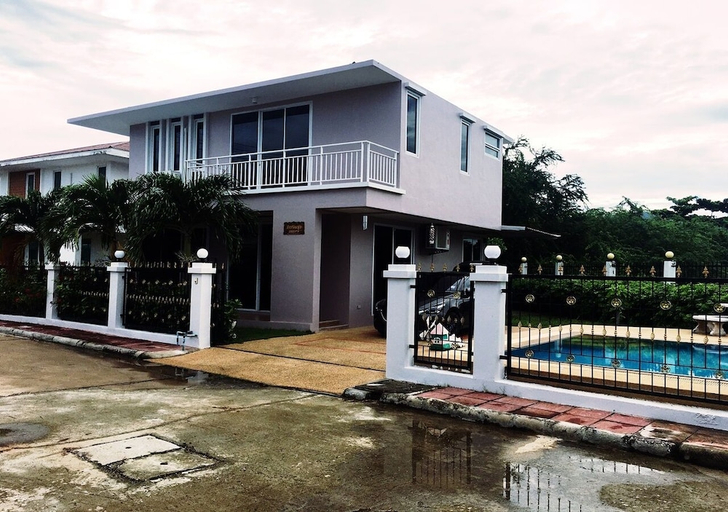Exterior & Views