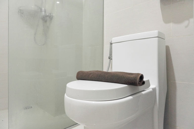 Bathroom 2, Restful And Modern 3Br At Daan Mogot City Apartment, Jakarta Barat