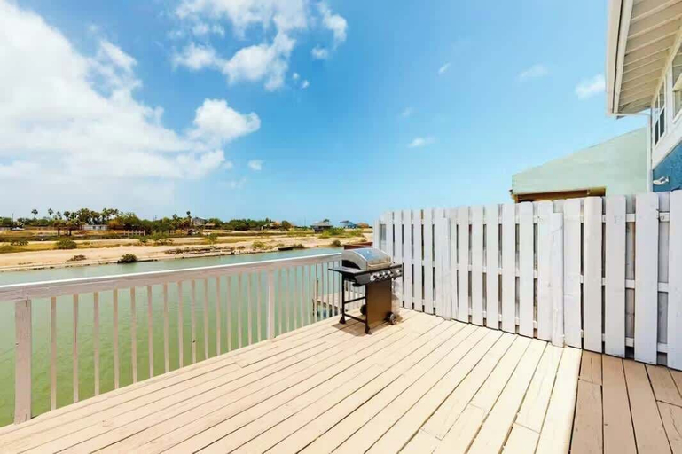 Room 4, Cozy Waterfront With Deck, Cameron