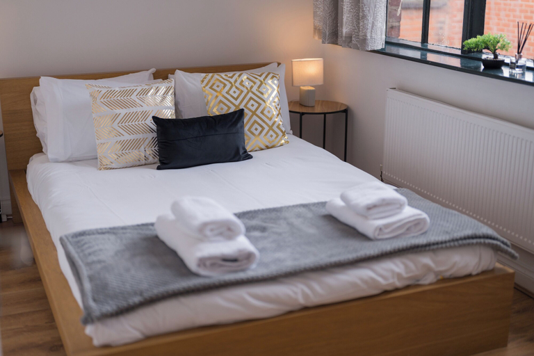 Room 2, 3 Bed Flat - Sleeps 6 - Parking - Wifi, Birmingham