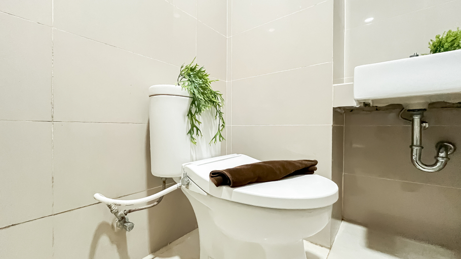 Bathroom 5, Cozy Elegant Studio at Apartment B Residence by Travelio, Tangerang Selatan