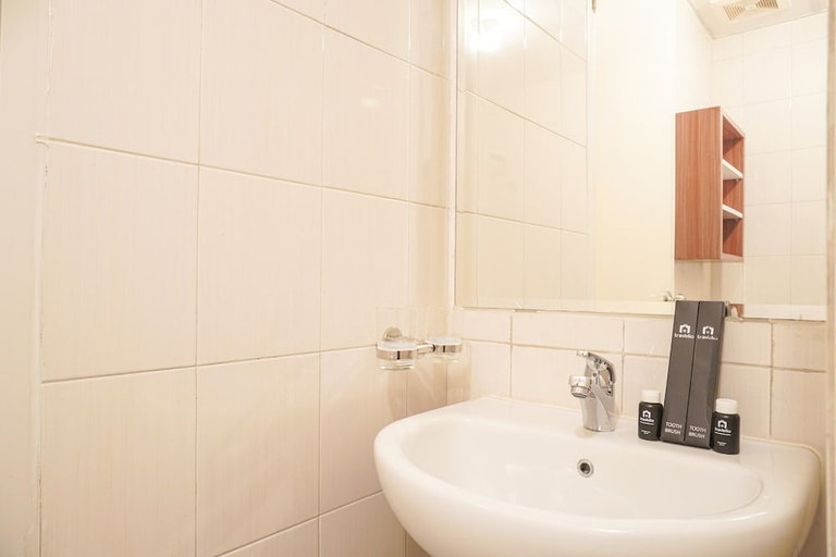 Bathroom 3, Comfortable Studio Room At Signature Park Grande Apartment, East Jakarta