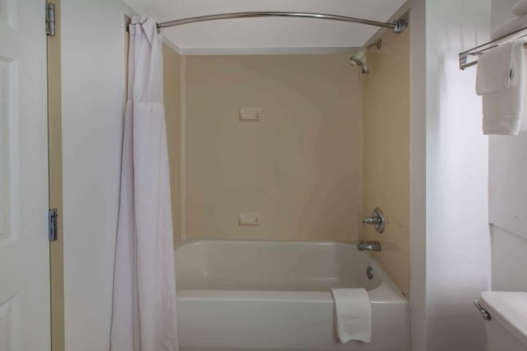 Bathroom 2, Wingate by Wyndham Oklahoma City/Airport, Oklahoma