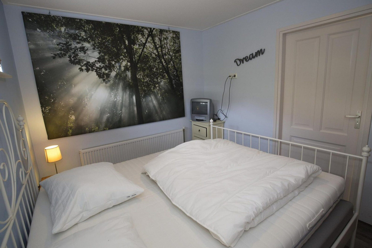 Room 4, Holiday Home With Veranda, 6 People, Zijpe