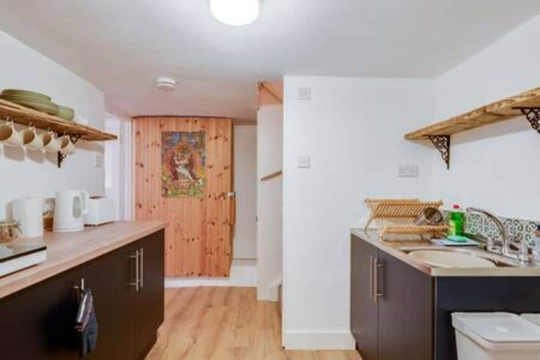 Room 3, Basement Studio in Summertown With Kitchenette, Oxfordshire