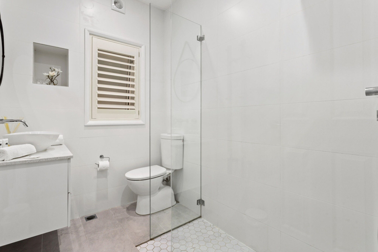 Bathroom, Comfy 2-Bed Apartment with A/C throughout, Sydney