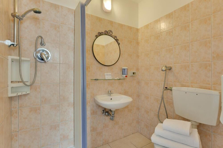 Bathroom 3, Hotel Washington, Rome