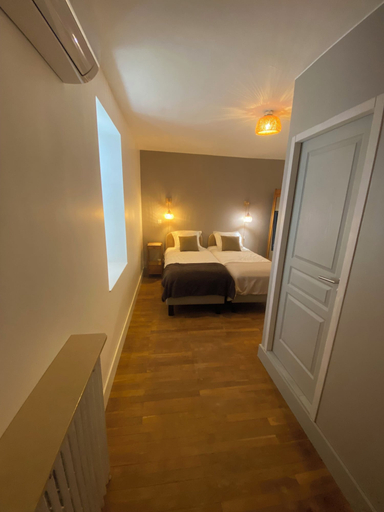 Room 4, Le Clos 1003, Ain