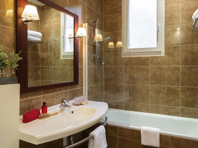Bathroom 4, Hôtel Mercure Rambouillet Relays du Château, Yvelines