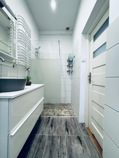 Bathroom 3, Lovely 2BR for 5 Peaceful Central Stay, Wien Umgebung