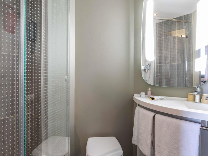 Bathroom 4, ibis Gonesse Le Bourget, Val-d'Oise