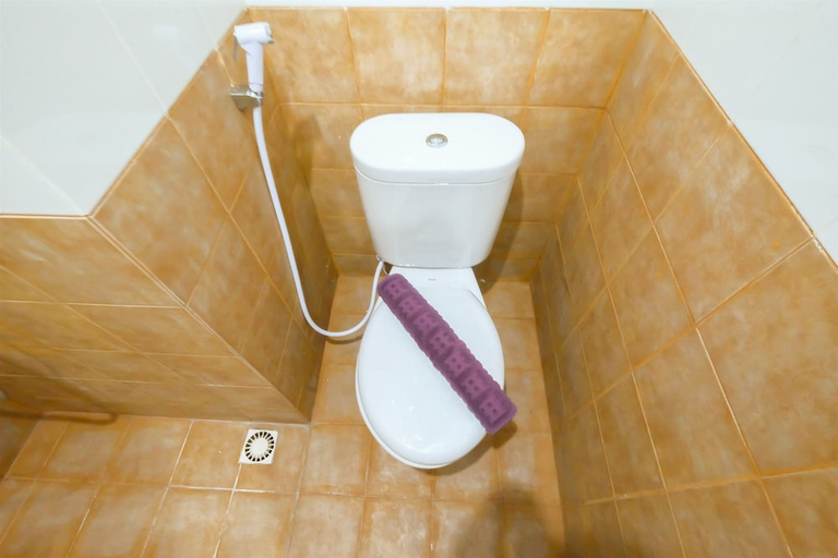 Bathroom 3, Studio Room at Green Pramuka City Apartment with Mall Access By Travelio, Jakarta Pusat