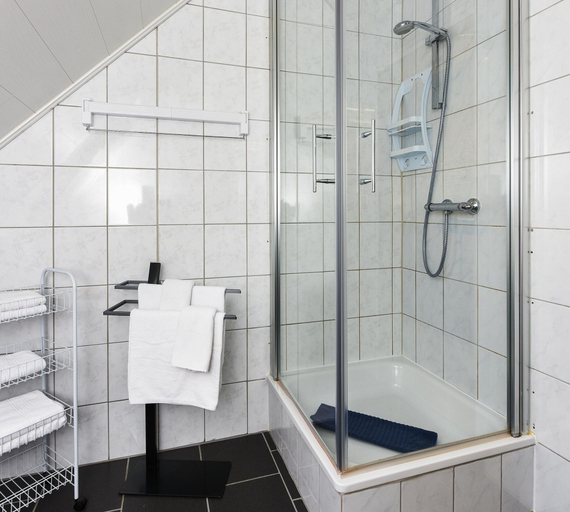 Bathroom 3, Grosse Ferienwohnung im Dachgeschoss in Bensersiel, Wittmund