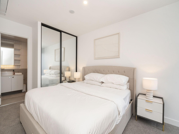 2, Modern 2-Bed Apartment with Premium Amenities, Canberra