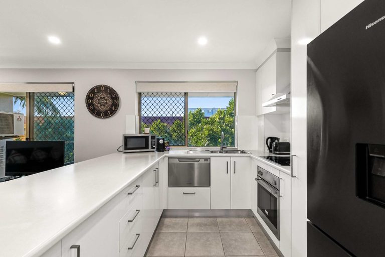 Others 5, Charming 3-bed Apartment near Local Shops, Nundah