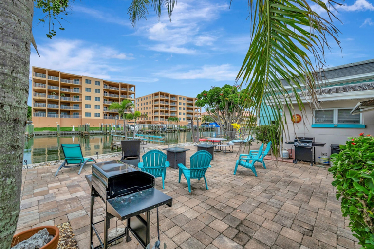 Room 5, Dolphin Suite 2B Pet Friendly Waterfront Dock, Pinellas