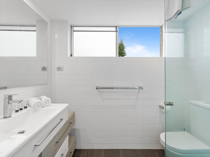 Bathroom 2, Wake to Waves in Spacious 3-Bed Beachfront Unit, Gold Coast