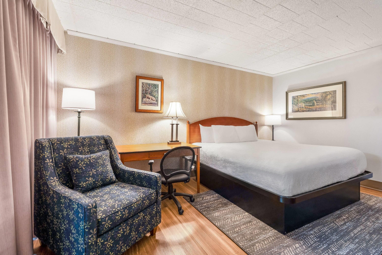 Bedroom 4, Ramada by Wyndham State College Hotel & Conference Center, Centre