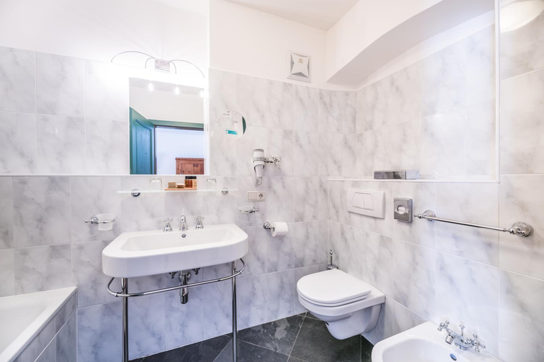 Bathroom 4, Hotel Dolomitenhof & Chalet Alte Post, Bolzano