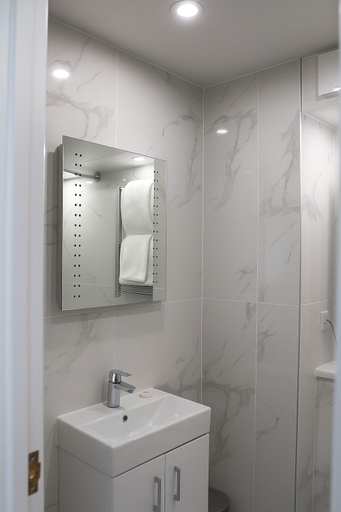 Bathroom 5, Chelsea Cloisters Serviced Apartments, London