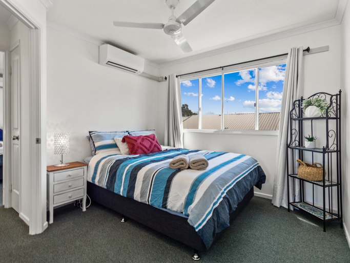 Room 4, Spacious Esplanade Apartment With Rooftop Access, Hervey Bay - Pt A