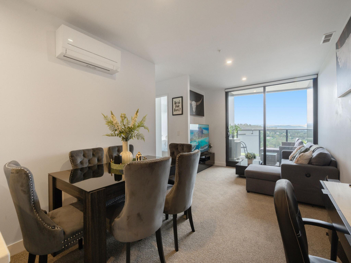 4, Modern 2-Bed Apartment with Premium Amenities, Canberra